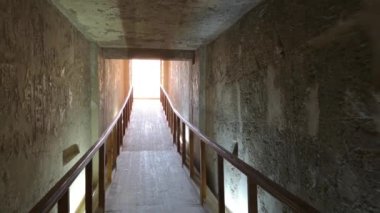 Luxor, Mısır - Ocak 2020: KV14 mezarını ziyaret eden turistler, Mısır firavunu Tausert 'in mezarı ve halefi Setnakhtu, Krallar Vadisi