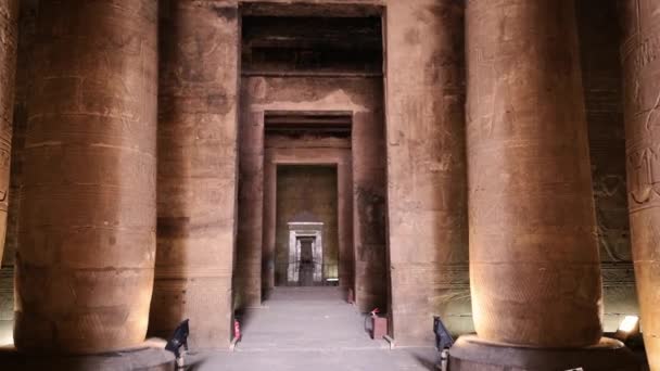 Ruinerna av det antika templet Horus i Edfu, Egypten — Stockvideo