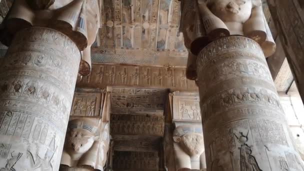 Vacker interiör i templet Dendera eller templet Hathor. Egypten, Dendera, forntida egyptiska templet nära staden Ken. — Stockvideo