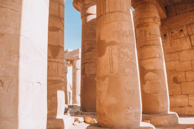 Mısır 'ın Ramesseum tapınağının kalıntıları, Firavun II. Ramses' in MÖ 13. yüzyıldaki cenaze tapınağı, modern Luxor kenti yakınlarında..