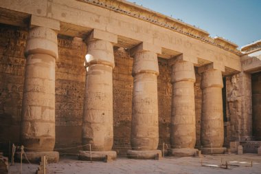 Mısır Karnak Tapınağı kalıntıları, Luxor 'daki en büyük açık hava müzesi..