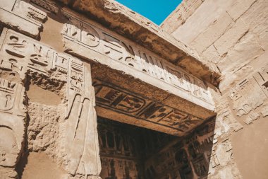 Mısır Karnak Tapınağı kalıntıları, Luxor 'daki en büyük açık hava müzesi..