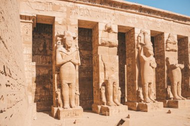 Mısır Karnak Tapınağı kalıntıları, Luxor 'daki en büyük açık hava müzesi..
