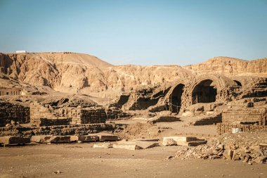 Şeyh Abd el-Qurna 'nın mezarlığı, ya da Soylular Vadisi, Nil' in batı kıyısında, modern Luxor şehrinin yakınında..