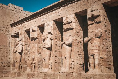 Mısır Karnak Tapınağı kalıntıları, Luxor 'daki en büyük açık hava müzesi..