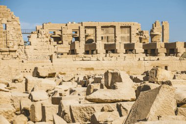 Mısır Karnak Tapınağı kalıntıları, Luxor 'daki en büyük açık hava müzesi..