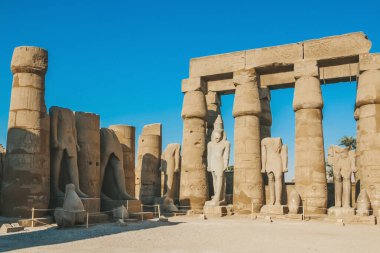 Mısır Karnak Tapınağı kalıntıları, Luxor 'daki en büyük açık hava müzesi..