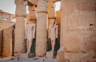 Mısır Karnak Tapınağı kalıntıları, Luxor 'daki en büyük açık hava müzesi..