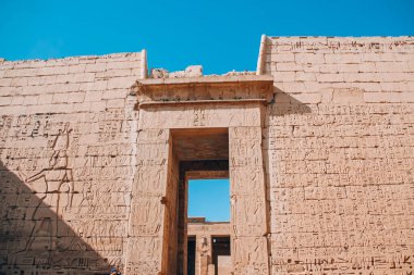 Mısır Karnak Tapınağı kalıntıları, Luxor 'daki en büyük açık hava müzesi..