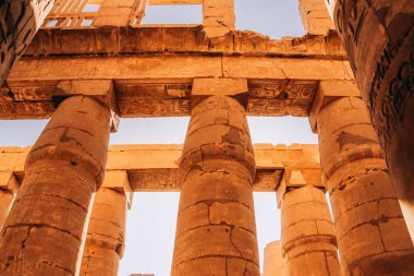 Mısır Karnak Tapınağı kalıntıları, Luxor 'daki en büyük açık hava müzesi..