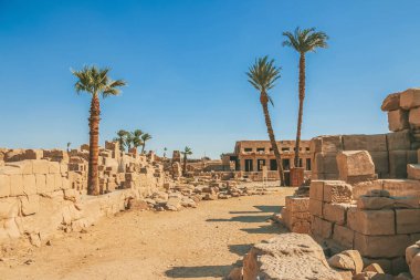 Mısır Karnak Tapınağı kalıntıları, Luxor 'daki en büyük açık hava müzesi..
