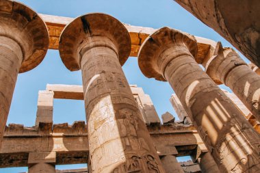Mısır Karnak Tapınağı kalıntıları, Luxor 'daki en büyük açık hava müzesi..