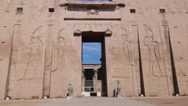Les ruines de l'ancien temple d'Horus à Edfou, en Egypte — Video