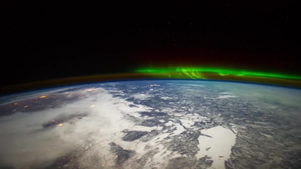 Полет над поверхностью Земли, сделанный с космической станции. 3d-рендеринг — стоковое видео
