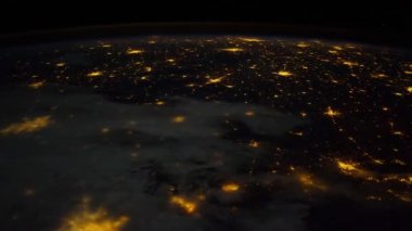 Bir uzay istasyonundan yapılmış dünyaların üzerinden uçmak. 3d oluşturma