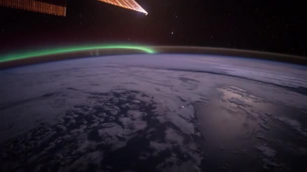 우주 정거장에서 만든 지구 표면 위를 비행하고 있습니다. 3d 렌더링 — 비디오