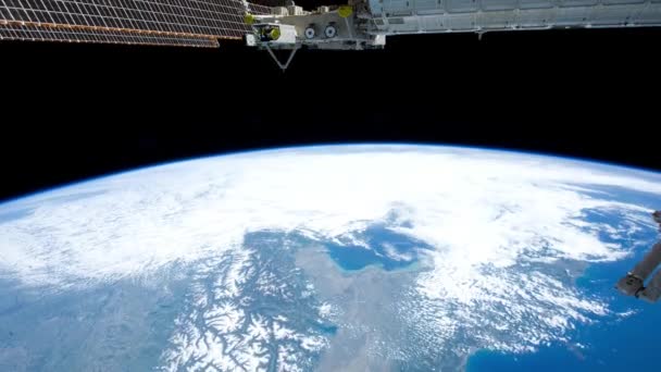 Voo sobre a superfície da terra, feito de uma estação espacial. Renderização 3d — Vídeo de Stock