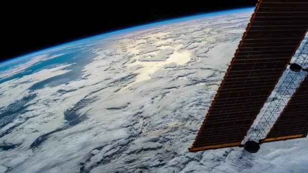 Полет над поверхностью Земли, сделанный с космической станции. 3d-рендеринг — стоковое видео