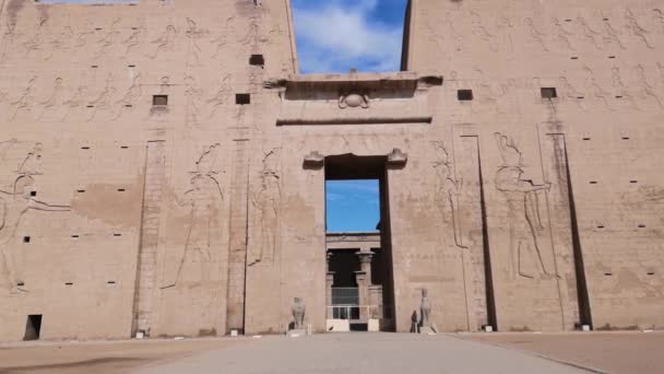 Ruinerna av det antika templet Horus i Edfu, Egypten — Stockvideo