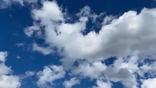 Повільний рух хмар у небі, перекриття у часі — стокове відео