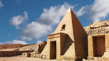 Theban nekropolislerinden biri olan Deir el-Medine 'nin kalıntıları ve MÖ 1550-1080 yılları arasında XVIII-XX hanedanları sırasında zanaatkarların yerleşimi.