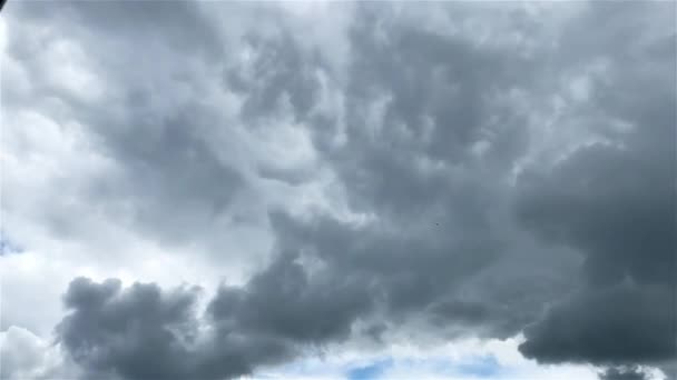 Медленное движение облаков в небе, временной промежуток — стоковое видео