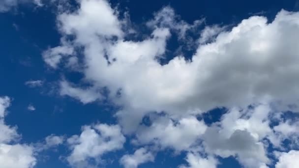 云彩在天空缓慢的移动，时间的流逝 — 图库视频影像