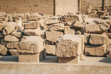 Mısır Karnak Tapınağı kalıntıları, Luxor 'daki en büyük açık hava müzesi..