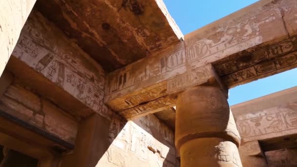 Ruinas del templo egipcio de Karnak, el museo al aire libre más grande de Luxor — Vídeos de Stock