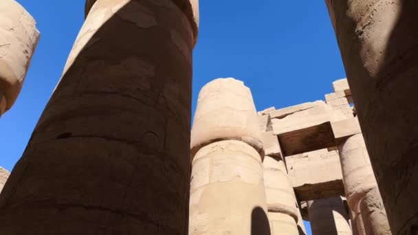 Руины египетского храма Карнак, крупнейшего музея под открытым небом в Луксоре — стоковое видео