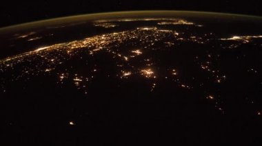 Bir uzay istasyonundan yapılmış dünyaların üzerinden uçmak. 3d oluşturma