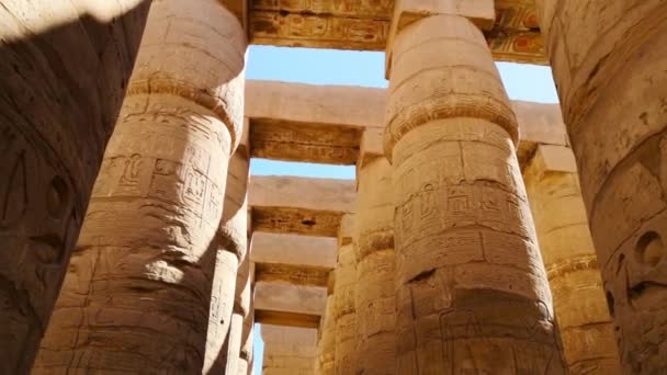 Ruínas do Templo Karnak Egípcio, o maior museu ao ar livre de Luxor — Vídeo de Stock