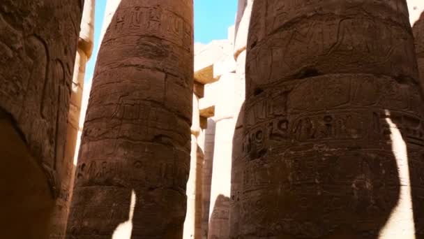 Ruinerna av det egyptiska Karnaktemplet, det största friluftsmuseet i Luxor — Stockvideo