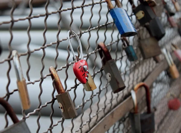 Romantische sloten op de brug — Stockfoto