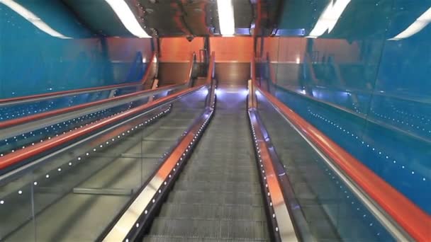 Descender en la escalera mecánica en el metro — Vídeo de stock
