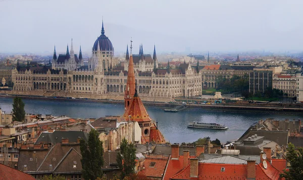 Nézd meg magyar Parlament Halász bástya — Stock Fotó