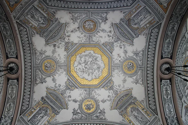 Kilisede boyalı tavan