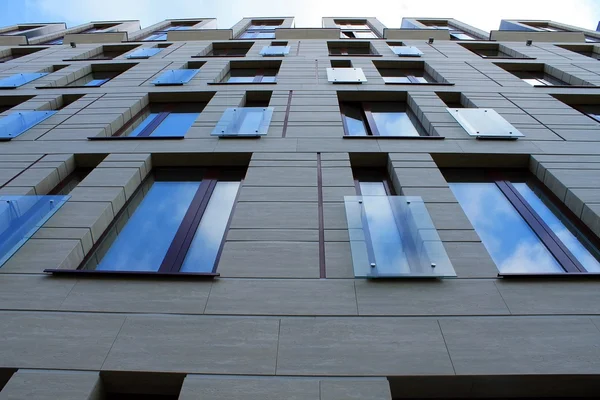 Janelas na fachada de um edifício moderno — Fotografia de Stock