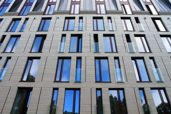 Fachada de edificio de oficinas con ventanas armónicas en una fila — Foto de Stock
