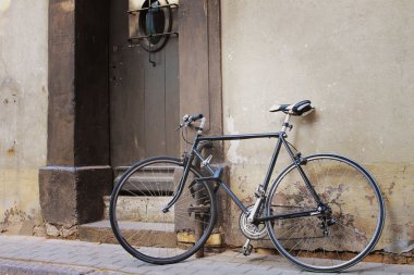 Kapıda eski Bisiklet