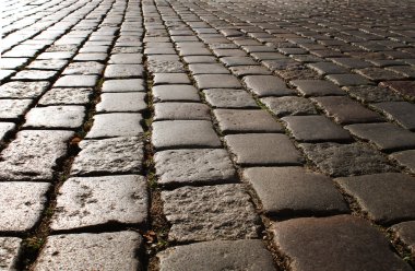 Kömür topakları kaldırıma güneş tarafından yaktı