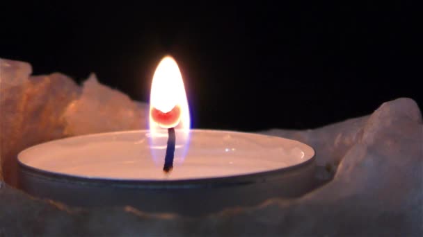 Membakar lilin dalam gelap — Stok Video