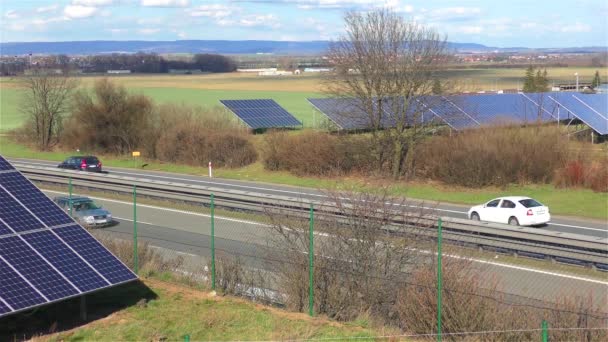 Tráfico por carretera y estación de energía solar velocidad de lapso de tiempo 5x — Vídeo de stock