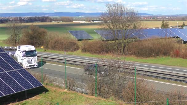 Tráfico por carretera y central solar en tiempo real — Vídeo de stock