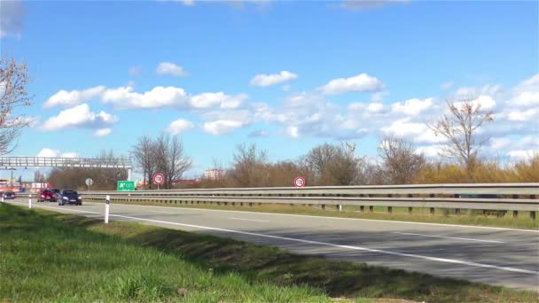 Snelweg verkeer time-lapse snelheid 10 x — Stockvideo