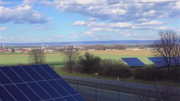 Tráfico por carretera y estación de energía solar velocidad de lapso de tiempo 5x — Vídeo de stock