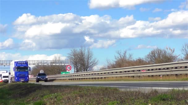 Tráfico por carretera en tiempo real — Vídeos de Stock