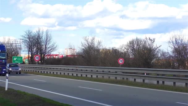 Tráfico por carretera en tiempo real — Vídeos de Stock