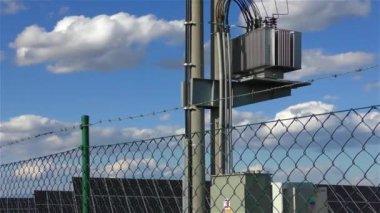 Elektrik direği ve Solar Power Station timelapse hızı 5 x
