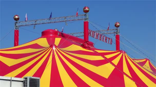 Buntes rot-gelbes Zauberzirkuszelt — Stockvideo